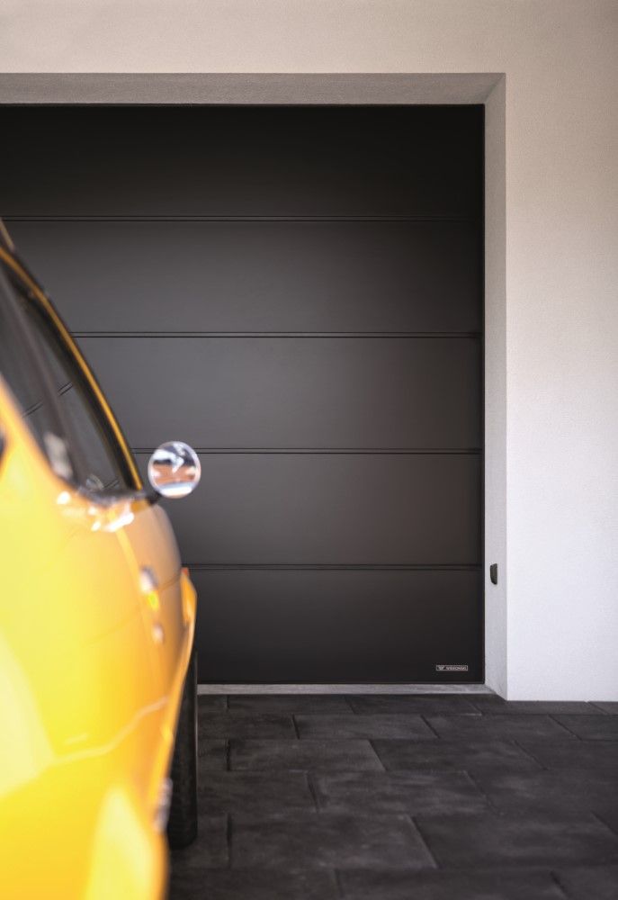 Matowa brama garażowa w kolorze czarnym