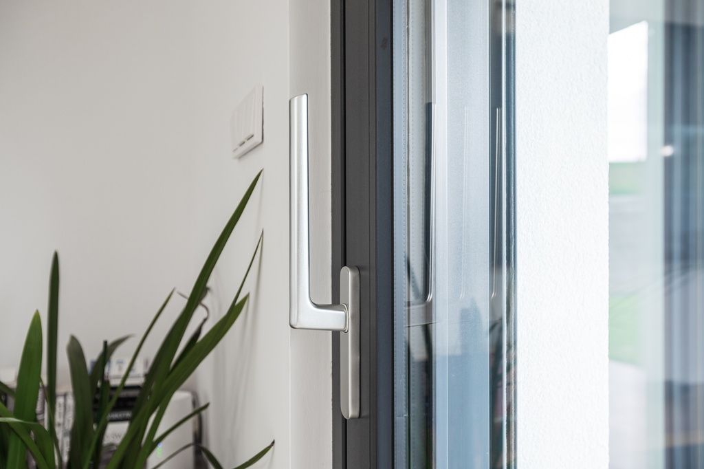 Kolorowe ramy okienne – jak dopasować je do elewacji?