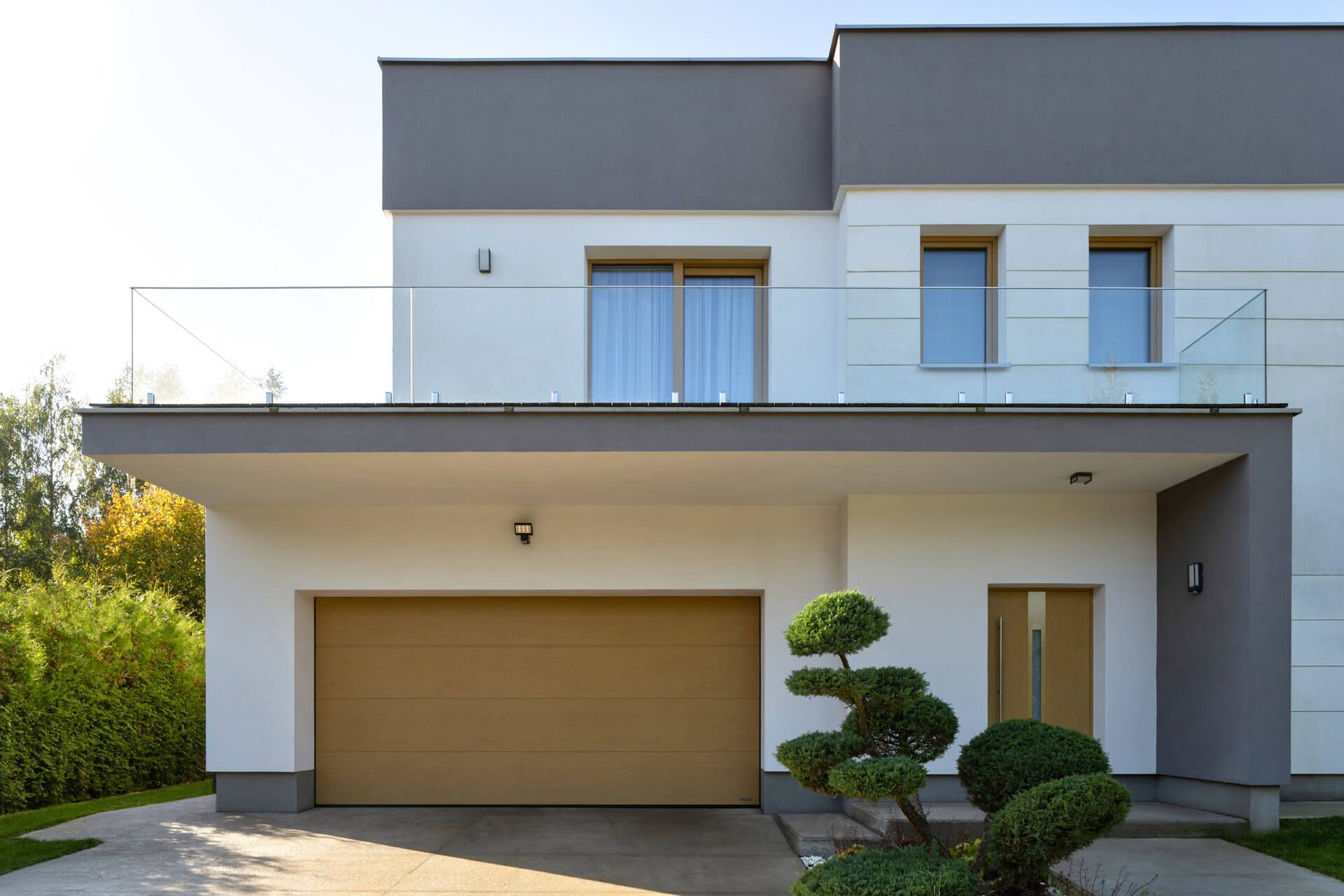 Brama garażowa w kolorach drewnopodobnych