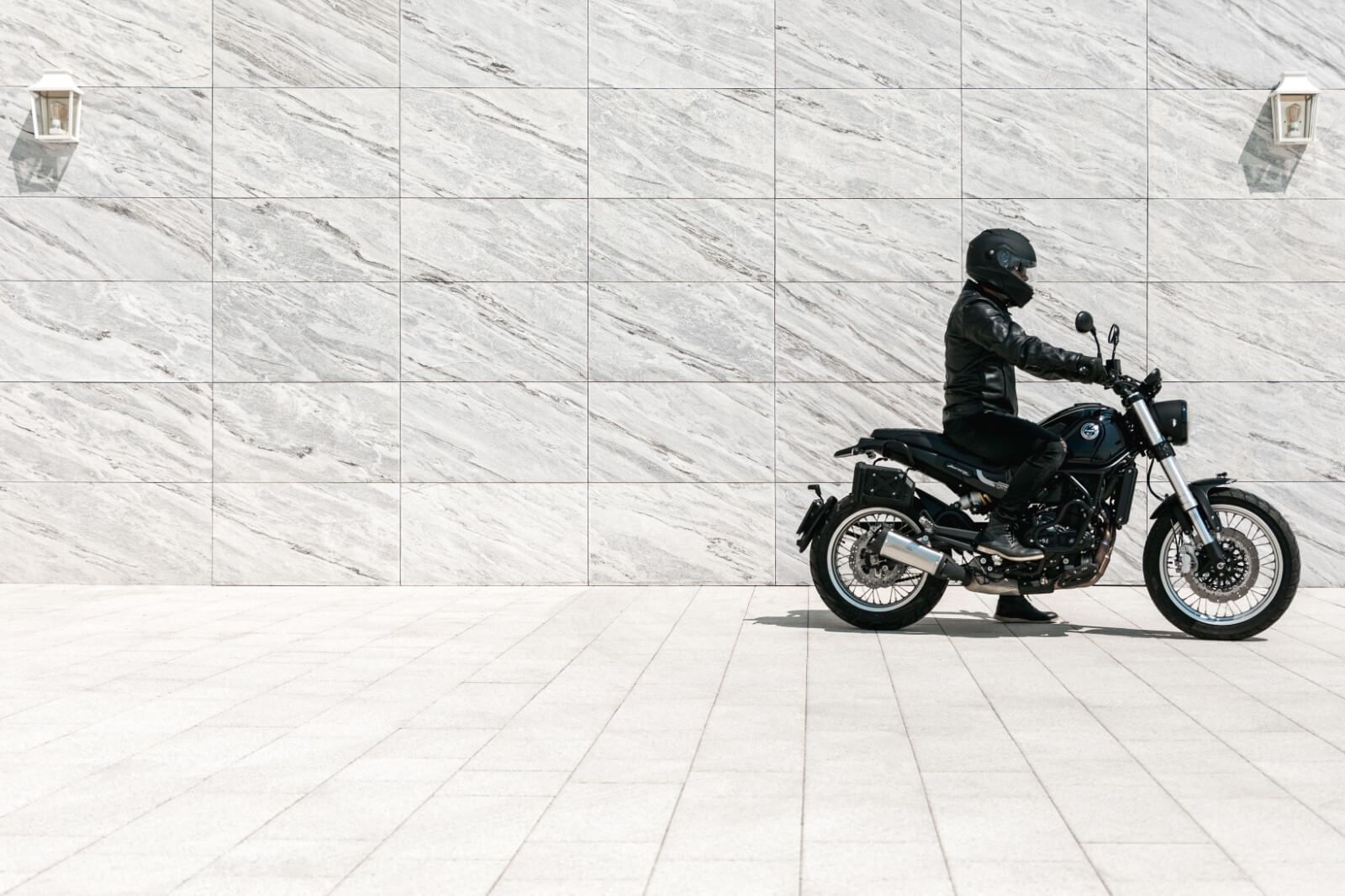 Brama garażowa elewacyjna z kamienia